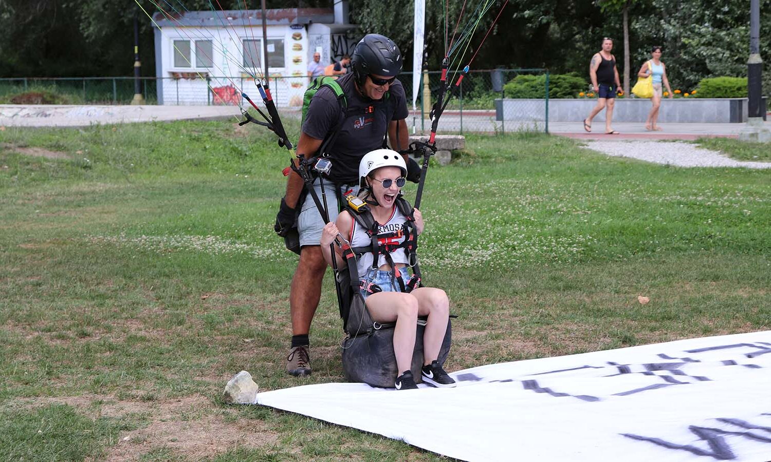 Paragliding Ohrid - Marriage proposal at the landing